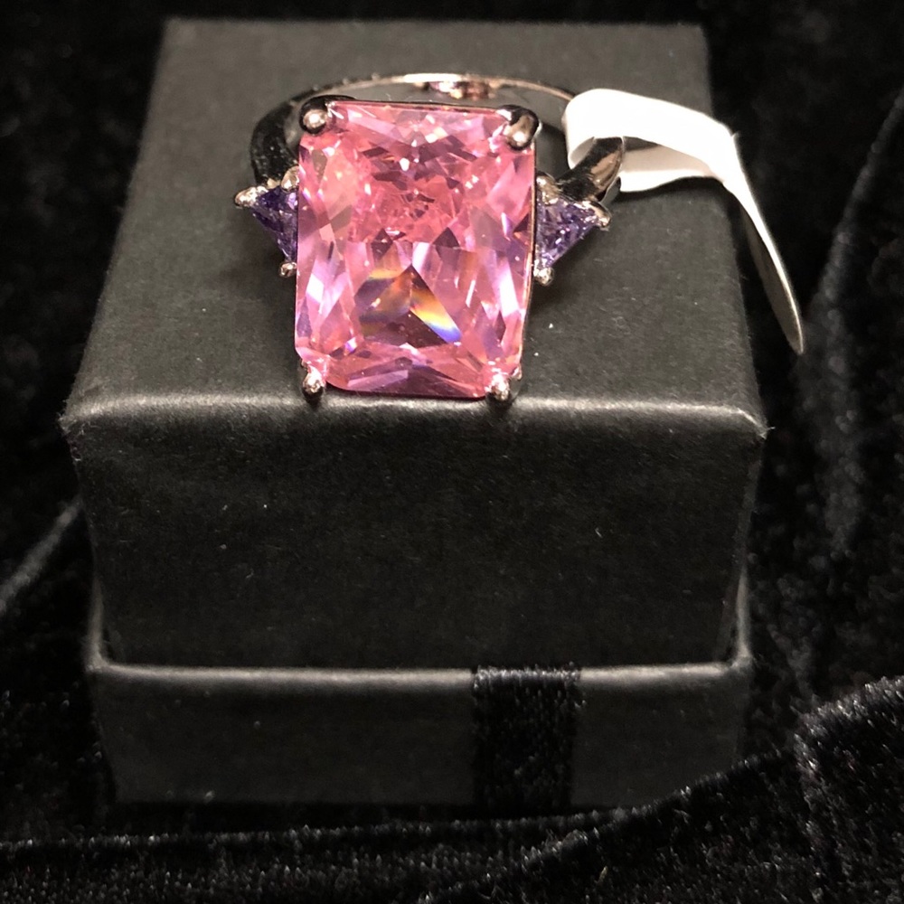 4k pink stone with amethyst side stone ring